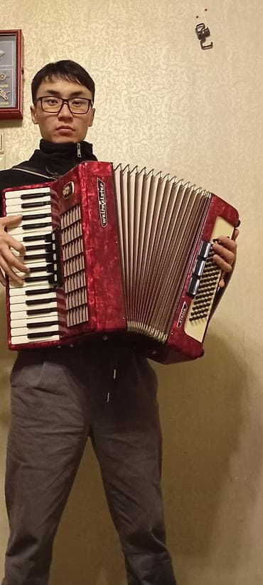 Акордеон Weltmeister (ГДР), красный перламутровый корпус