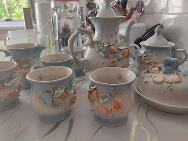 кувшин: Фарфоровый чайный/кофейный сервиз с рельефным декором. Состав набора — 2