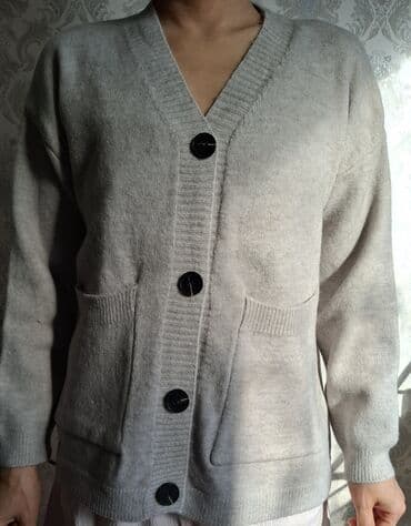 синий свитер: Кардиган новый. размеры с,м,л. цвета: серый, чёрный. цена — 2