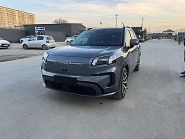 Aion v 650— компактный электрический кроссовер в современном сером