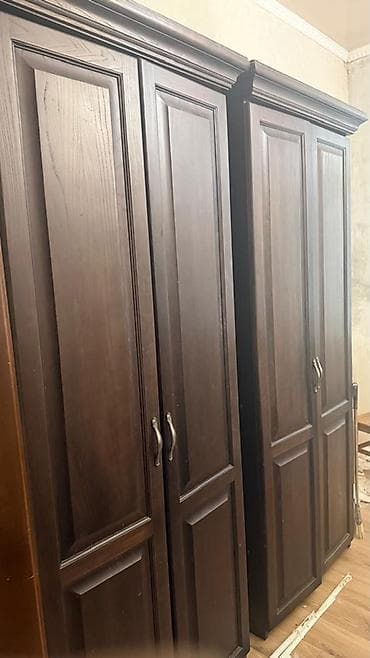 Две секции классического платяного шкафа из темного массива (похоже на at lalafo.kg Две секции классического платяного шкафа из темного массива (похоже на