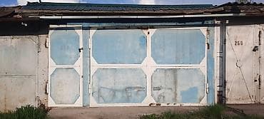 дешово продам: Гараж (бокс) из кирпича с распашными металлическими воротами. есть — 1