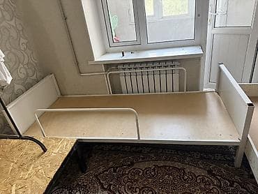 water bottle: Односпальная кровать белого цвета с защитным бортиком — 1