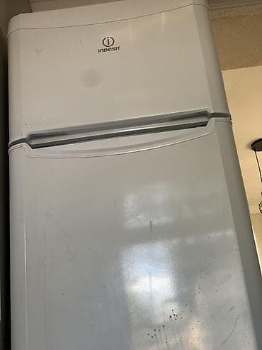 Холодильник Indesit, классический двухкамерный. - Верхняя морозильная — 2