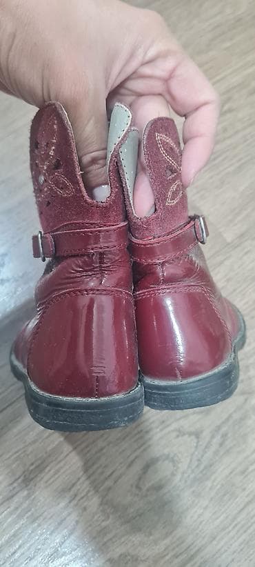 сапоги длинные: Любая пара за 200 сом Детские ботинки (2 пары) 1) Бордовые — 3