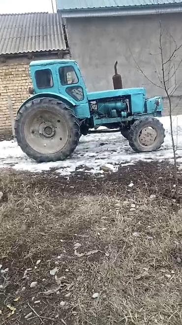 Трактор колесный, класс тяги примерно 1,4–2,0. Кабина закрытая