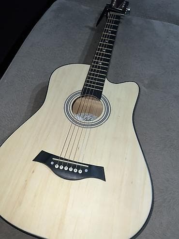 ударный инструмент: Акустическая гитара с вырезом (cutaway), 6 струн. Основные — 1