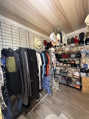 гараж склад: Срочно продаю торговую точку в селе Кызыл-суу. Есть красная книга,тех — 7