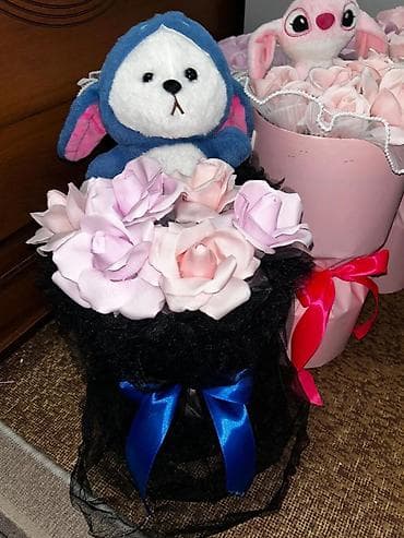 Букеты из игрушек: Подарочная композиция в коробке: мягкая игрушка + букет из — 5