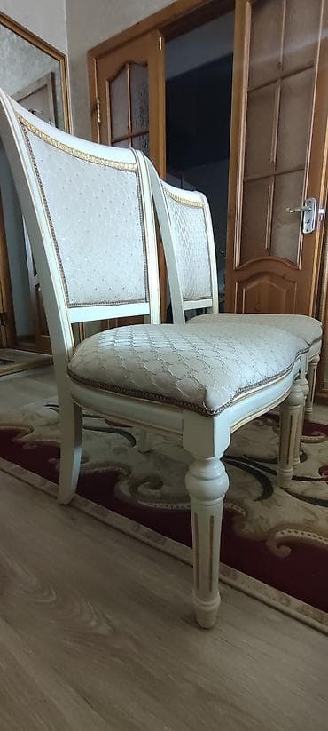 Сантехника: Стул для зала, Б/у, Дерево — 2