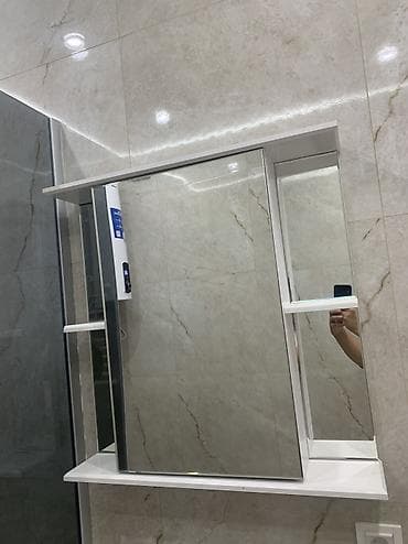 Продаю 
Новое зеркало с полками для ванны 
70*70 размер