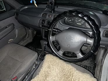 smart forfour: Nissan March: 2000 г., Ручные, Бензин, Хэтчбэк — 6