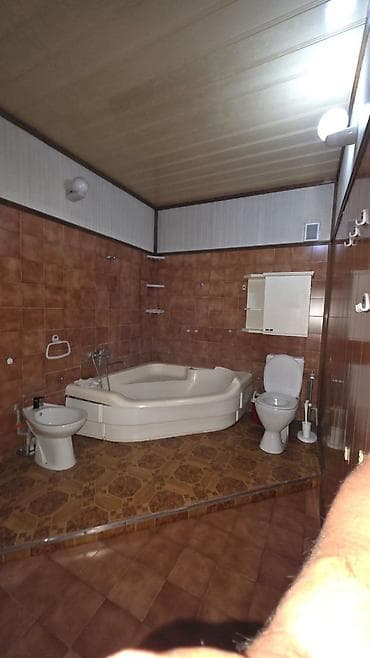 Үйлөрдү ижарага берүү: 150 м², 5 бөлмө, Брондолгон эшиктер, Кондиционер, Бассейн — 9