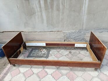 Продаётся 2 кровати. одна без матраса- 500с. ширина:( 80см) вторая