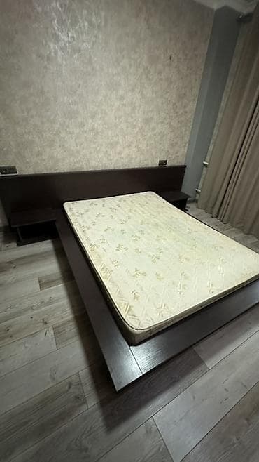 Двуспальная кровать, Б/у, С матрасом, длина - 200 см