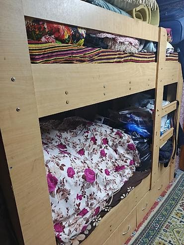 Двухъярусные кровати: Двухъярусная кровать из ЛДСП с системой хранения + компактный — 1