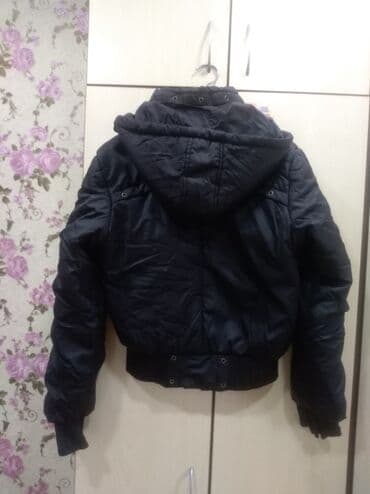 куртка рубашка: Продается молодежная женская легкая курточка.Цвет черный.Б/у, но — 2