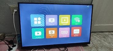 Телевизор Samsung Smart TV - Диагональ примерно 32–40" (по фото
