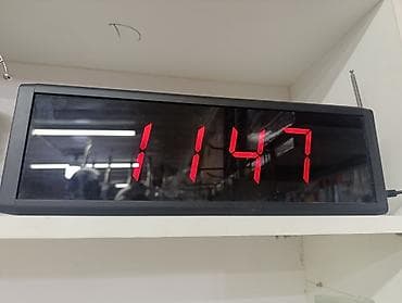 Большие электронные настенные часы с яркой красной LED‑индикацией. -