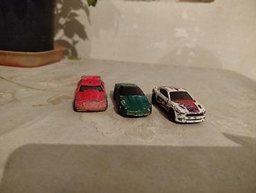 Набор из трех игрушечных машинок, название Hot Wheels каждая из