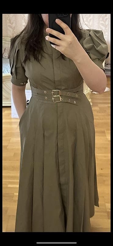 платье желтое: Платье миди цвета хаки с акцентом на талию. Стретчинг тянется размер — 1