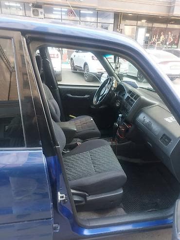 w210 e240: Автомобиль седан, синий цвет кузова. Салон темный, тканевые сиденья — 5