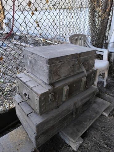 Деревянный старинный ящик/сундук с крышкой на петлях и металлической at lalafo.kg Деревянный старинный ящик/сундук с крышкой на петлях и металлической