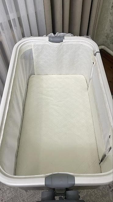 бешик бала: Балдар үчүн кошумча коюлган керебет, Колдонулган, Дөңгөлөктүү, түсү - Саргыч боз — 2