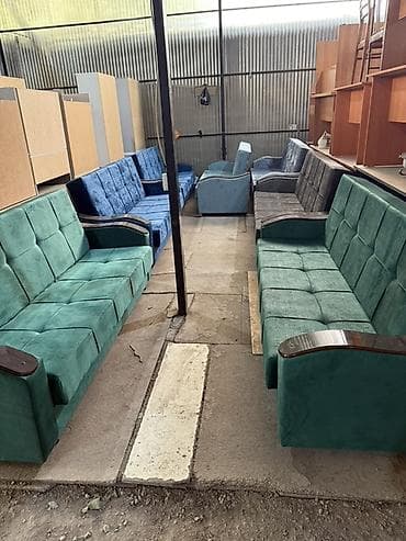 диваны продаю: Прямые диваны с высокой спинкой и широкими подлокотниками - — 9