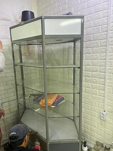 Торговое/салонное оборудование комплектом 1) Угловая стеклянная