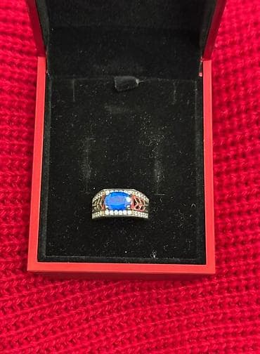 Личные вещи: Украшения: 1) Серебряное кольцо с крупным рубиново‑красным камнем - — 3