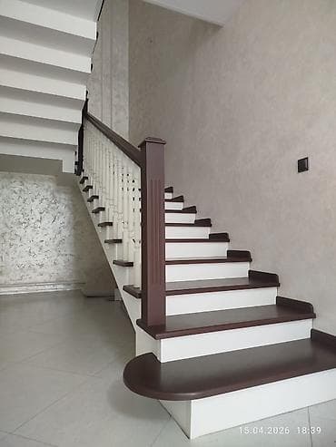 замена крыши дома: Деревянная лестница Для дома, Форма лестницы: Прямая, Стиль: Классический — 5