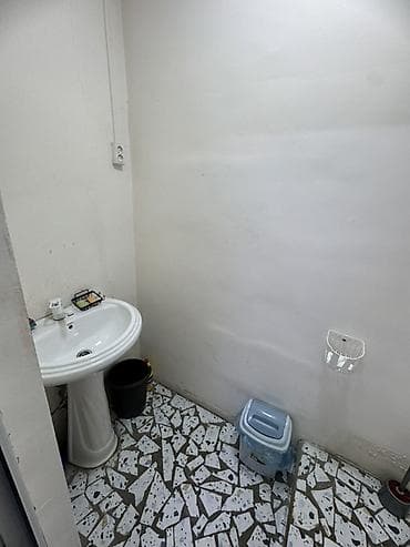 аренда места на рынке ош базар: Сдаётся помещение под офис, площадь 50 м², первая линия. Подойдёт для — 5