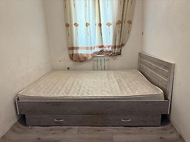 Двухспальная кровать с матрасом и выдвижными ящиками для хранения