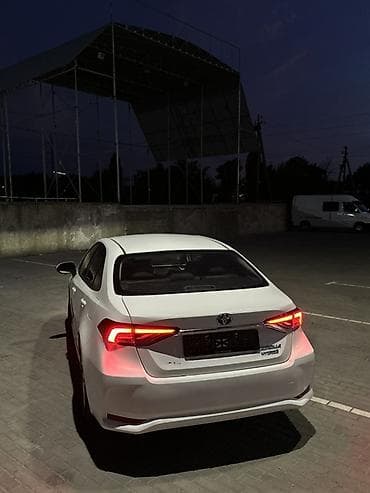 mini kuper: Toyota Corolla: 2019 г., 1.8 л, Вариатор, Гибрид, Седан — 4