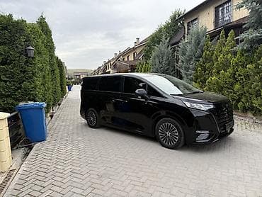 кожаные кресло: Минивэн бизнес‑класса, черный цвет кузова, эффектная решетка радиатора — 2