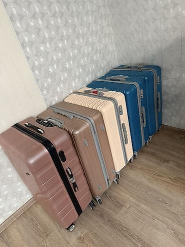 river woods: Чемодан, Материал: Пластик, Средний (40 - 70 л), На колесах — 1