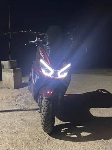 электронные мотоцикл: Скутер макси-класса, красный металлик. Особенности: - Агрессивный — 5