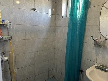Үйлөр: 🏡 Продается 4-комнатный дом в ж/м Ак-Босого! 📐 Площадь дома: 98 м² 🌿 — 2