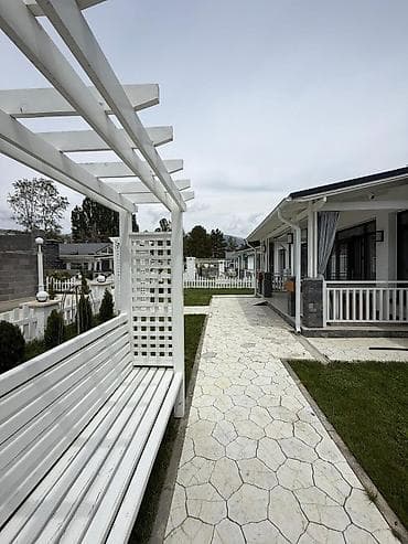 сдается дом кок жар: Современный одноэтажныйс двумя спальнями коттедж с террасой и — 1