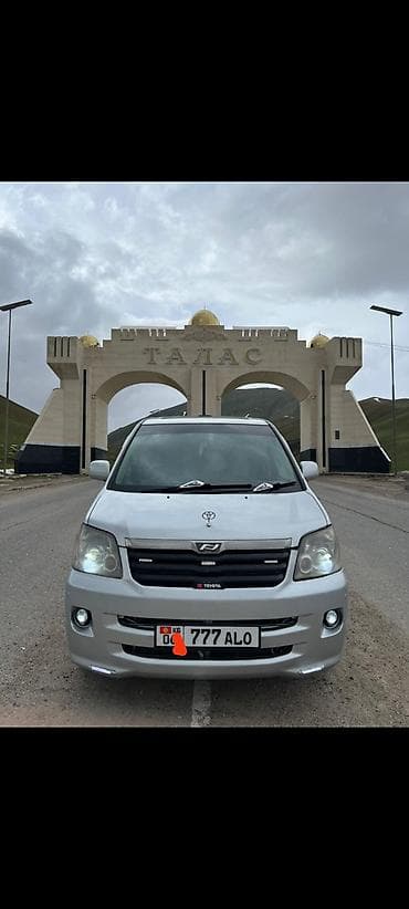 Toyota Noah: 2003 г., 2 л, Автомат, Бензин, Минивэн