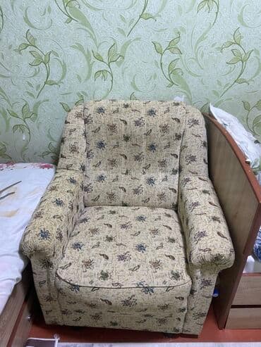 кресло для работы: Мягкое кресло с подлокотниками, обитое тканью с цветочным рисунком — 2