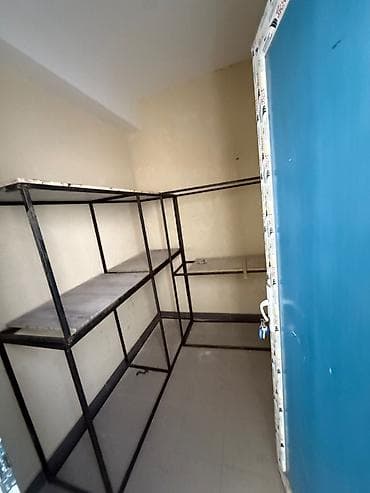 Сдаю в аренду гараж: Сдаю чистую,сухую кладовку в ЖК(11 этаж)по ул Набережная 5 мкр.Площадь — 1