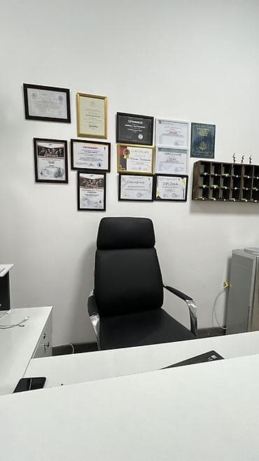 продам офисное кресло: Офисное кресло, С колесиками, цвет - Черный, Экокожа — 2