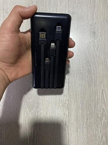 Портативный солнечный power bank с встроенными кабелями - Встроенная