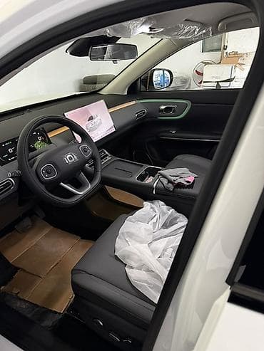 Электрический кроссовер белого цвета с современным дизайном — 7