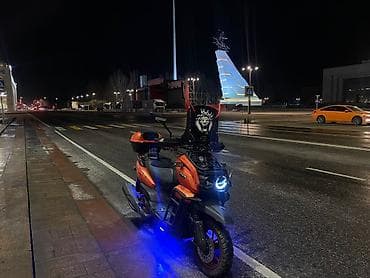 Кумурска мотороллер: Скутер/макси-скутер кастом в ярком оранжевом цвете с богатым тюнингом — 3