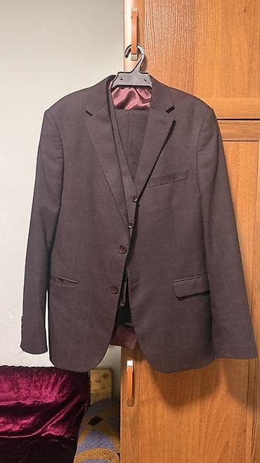 Мужской классический костюм-тройка бордово-сливового оттенка с едва — 1