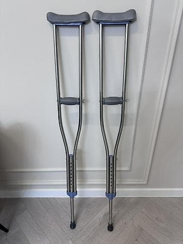 Пара подмышечных костылей. - Материал: легкий металл (алюминиевый