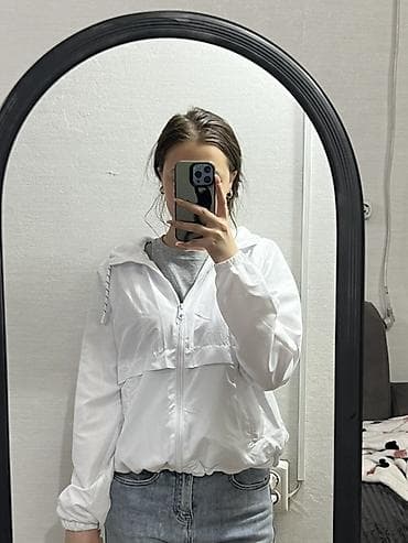 Белая женская легкая ветровка с капюшоном. - Материал: тонкий гладкий